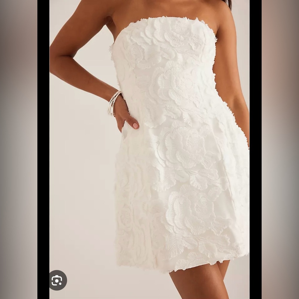 NWT Lulu's size S woman White Sheath Halter Dress